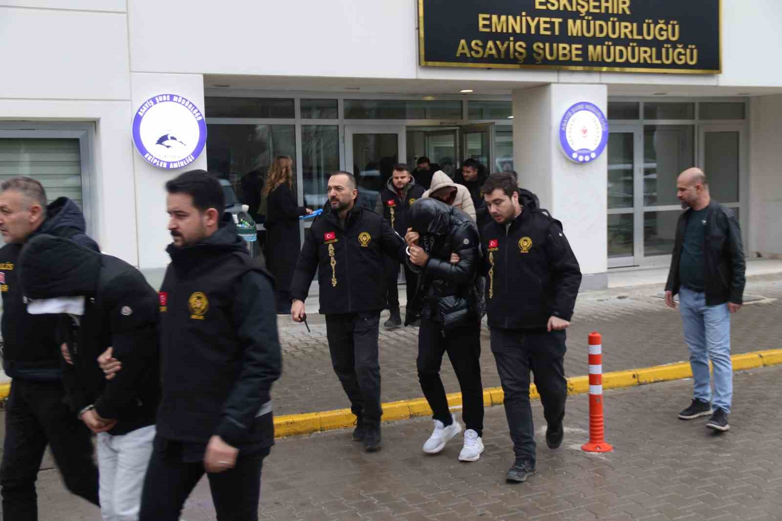 6 ilde fuhus operasyonu 6si yabanci 15 kadin kurtarildi 13 supheli yakalandi 0 KCKQTyfH