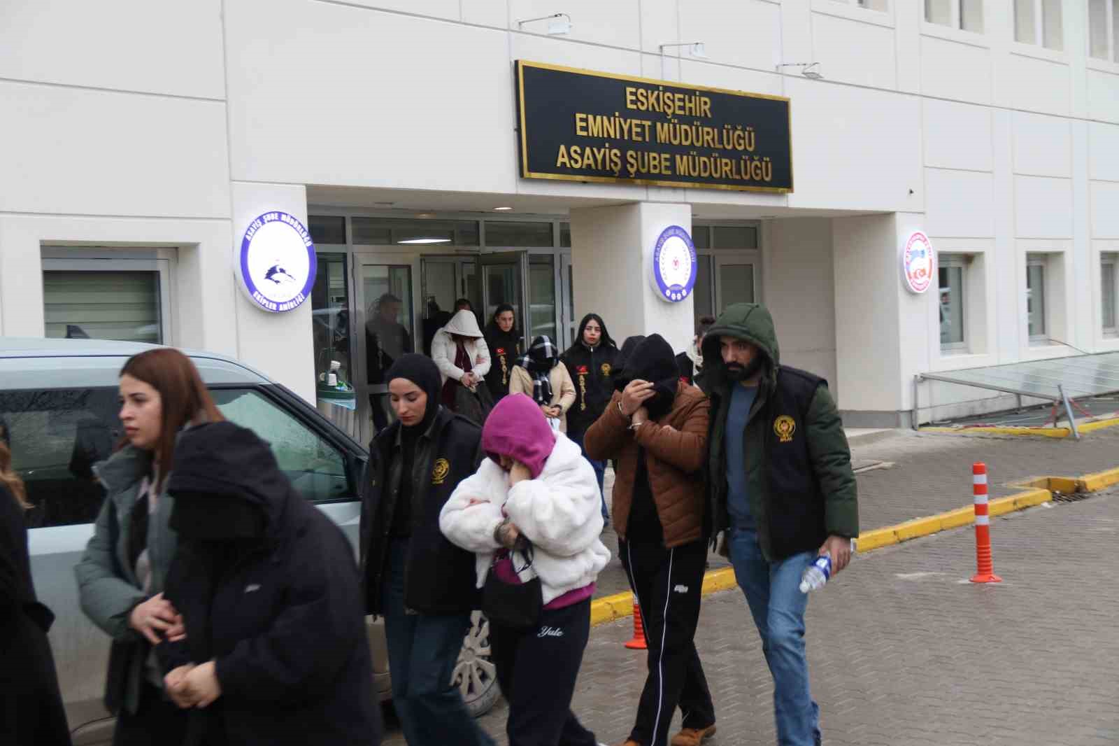 6 ilde fuhus operasyonu 6si yabanci 15 kadin kurtarildi 13 supheli yakalandi 2 AHpQeWNS
