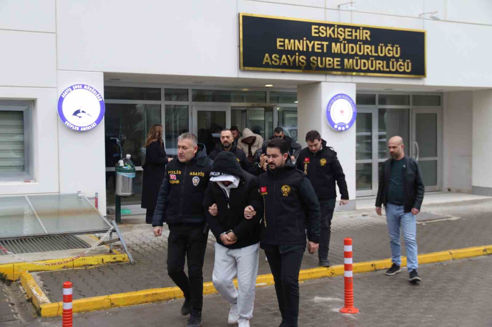 6 ilde fuhus operasyonu 6si yabanci 15 kadin kurtarildi 13 supheli yakalandi 6 puMmRtrn