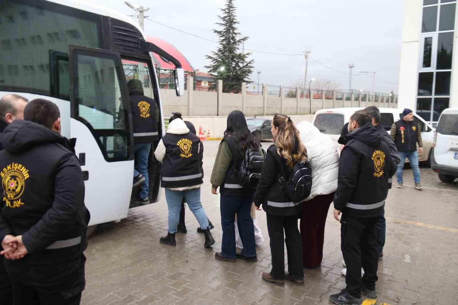 6 ilde fuhus operasyonu 6si yabanci 15 kadin kurtarildi 13 supheli yakalandi 8 LMuYjRHK