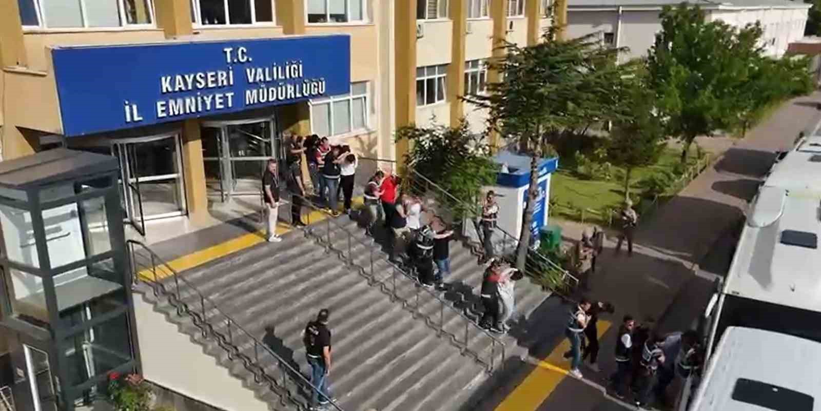 6 ilde gerçekleştirilen modem dolandırıcılığı operasyonunda 53 şahıs gözaltına alındı 4 6 ilde gerceklestirilen modem dolandiriciligi operasyonunda 53 sahis gozaltina alindi 0 uvhOczSu