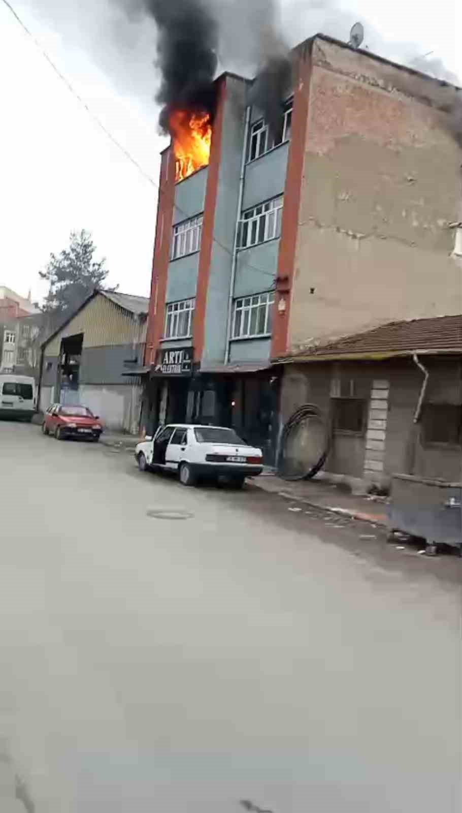 6 kisinin yasadigi daire alevlere teslim oldu 7 v48OAzXe