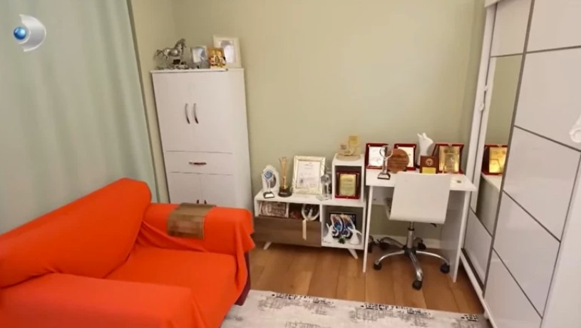 Evrim Akın  Nihal Menzil’in sıcak yuvasına konuk oldu.