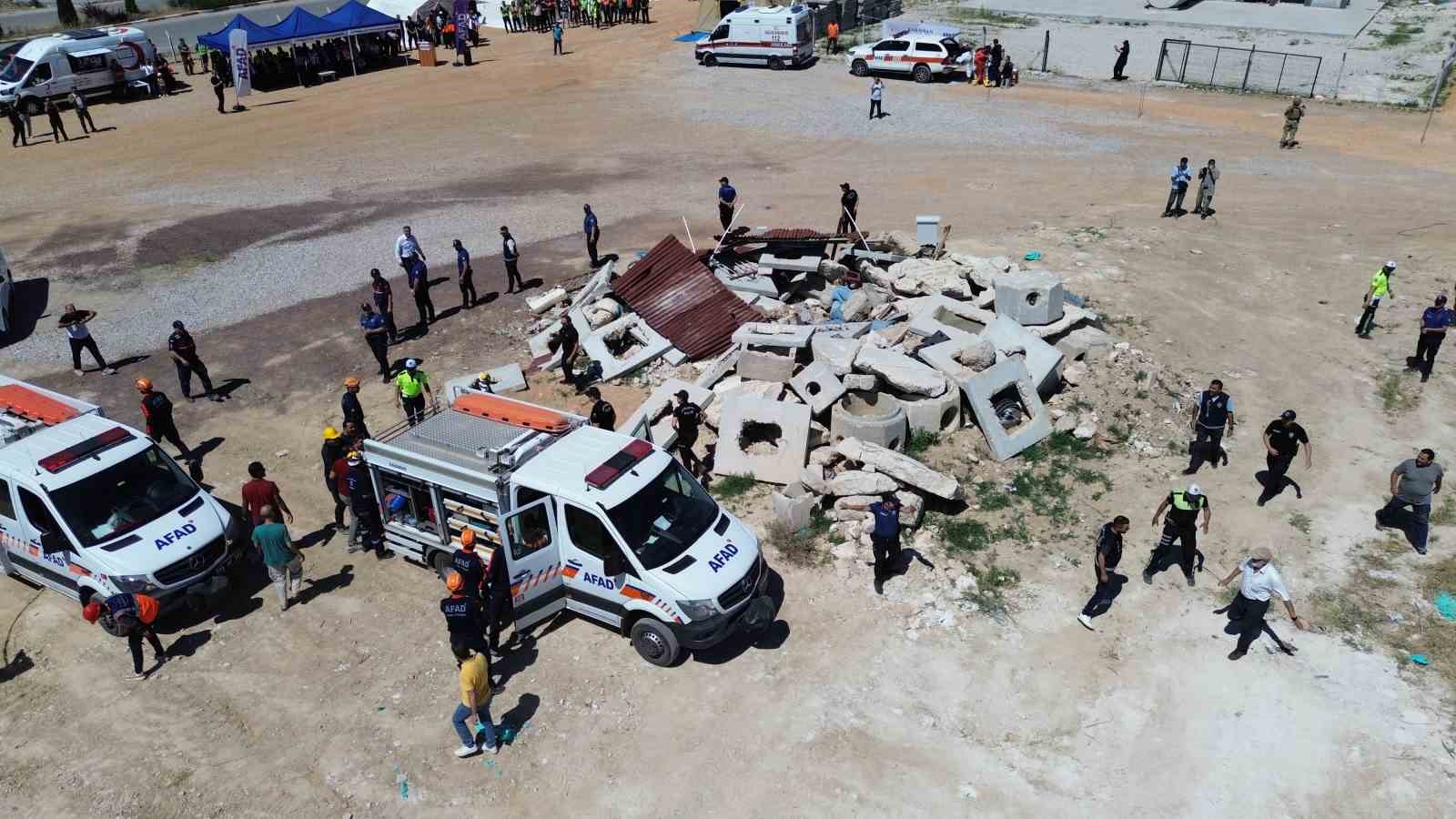 6 Şubat depreminde 40’a yakın akrabasını kaybeden AFAD gönüllüsü tatbikatta görev aldı 9 6 subat depreminde 40a yakin akrabasini kaybeden afad gonullusu tatbikatta gorev aldi 5 CNyHugpf