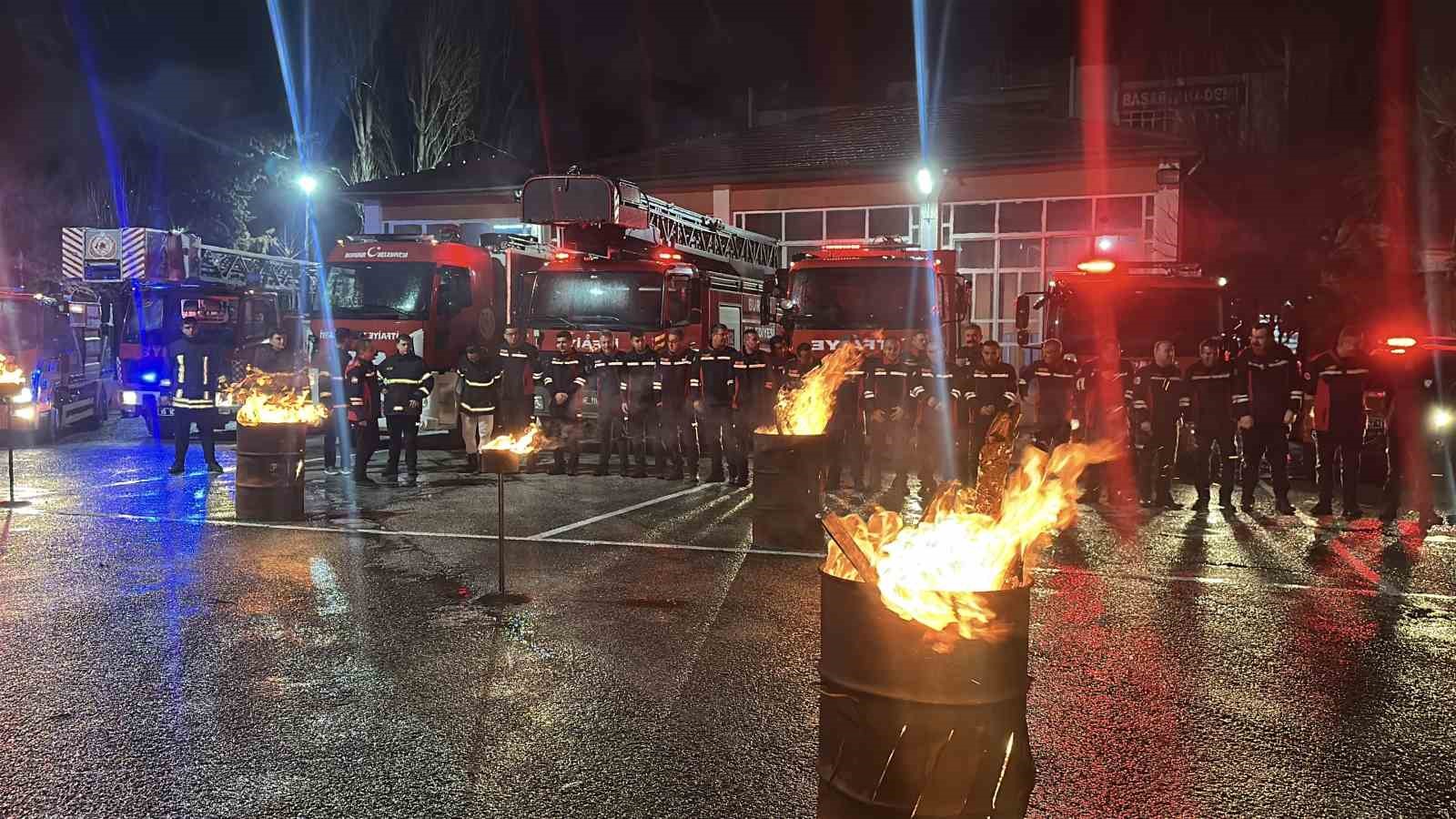 6 subat depremlerinde bircok insana umut olan burdur itfaiyesi deprem sehitlerini unutmadi 1