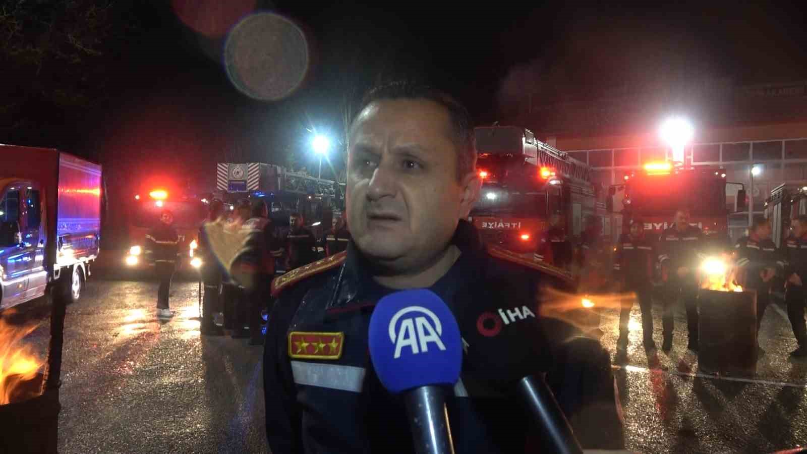 6 subat depremlerinde bircok insana umut olan burdur itfaiyesi deprem sehitlerini unutmadi 2 dCLCdUyh