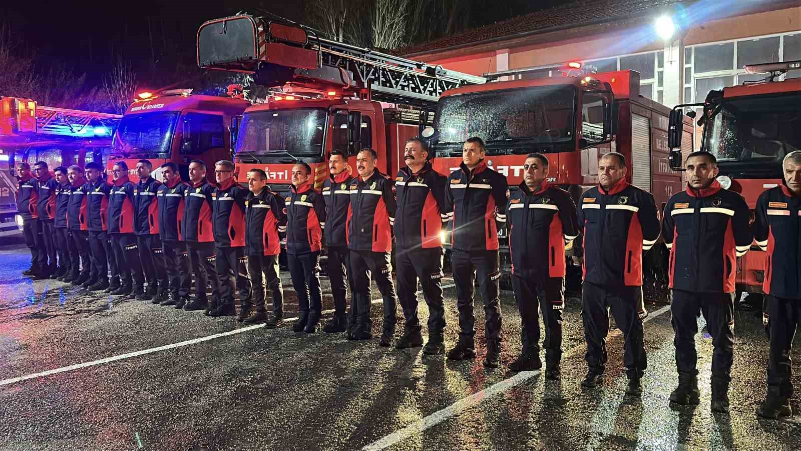 6 subat depremlerinde bircok insana umut olan burdur itfaiyesi deprem sehitlerini unutmadi 5 n6CNiaDy