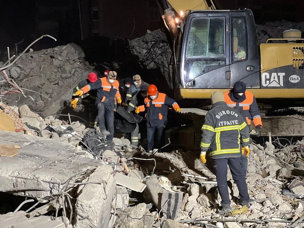 6 subat depremlerinde bircok insana umut olan burdur itfaiyesi deprem sehitlerini unutmadi 6 8qQcSWaf