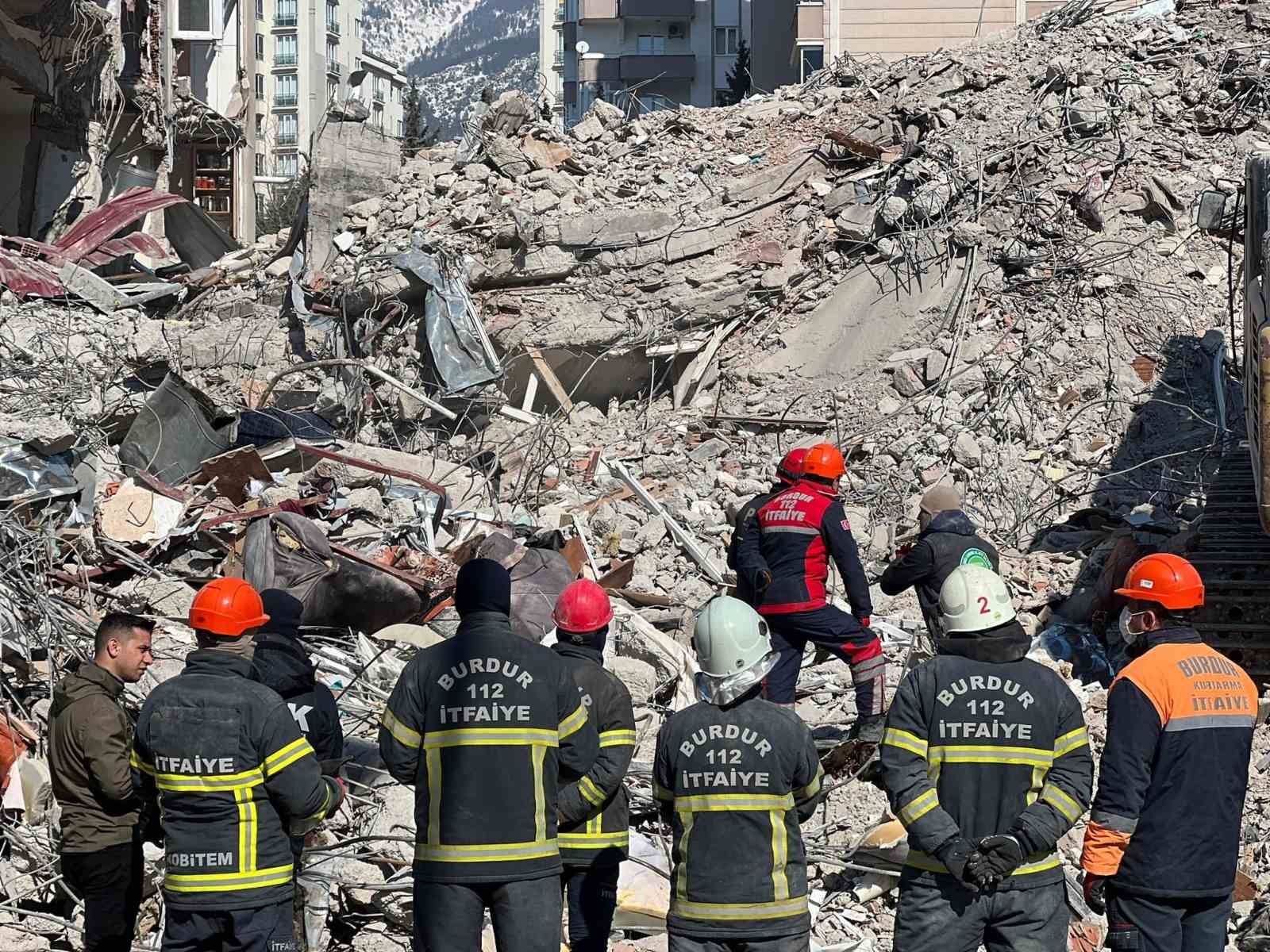 6 subat depremlerinde bircok insana umut olan burdur itfaiyesi deprem sehitlerini unutmadi 7 Kp61dL1k