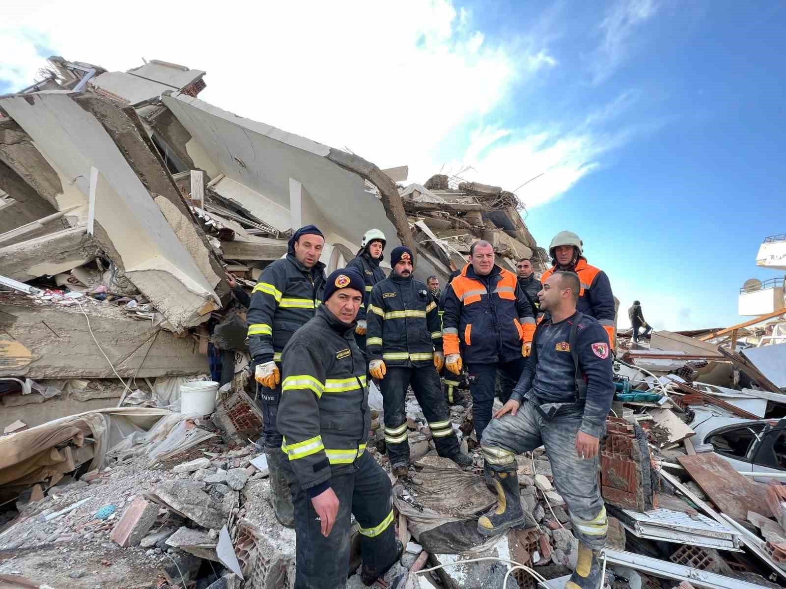 6 subat depremlerinde bircok insana umut olan burdur itfaiyesi deprem sehitlerini unutmadi 8 pMkmkBlB