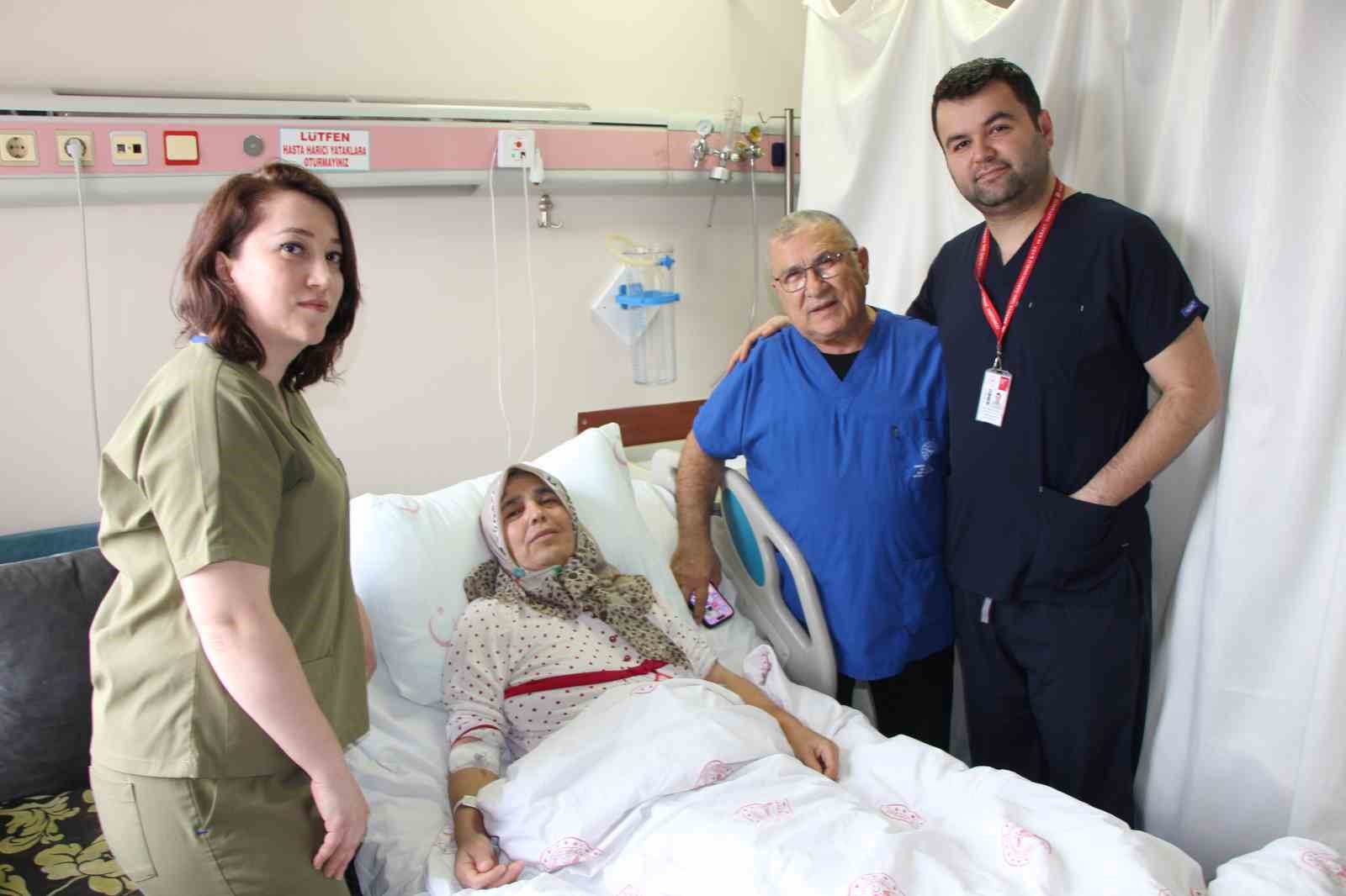 60 yasindaki kadinin sisen karnindan 6 kiloluk kitle cikarildi 0 gSRvhJlA