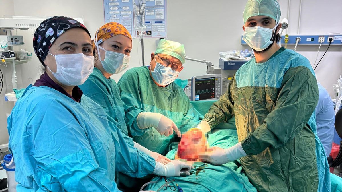 60 yasindaki kadinin sisen karnindan 6 kiloluk kitle cikarildi 1 MWlItrFw