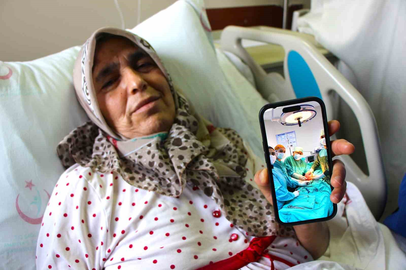 60 yasindaki kadinin sisen karnindan 6 kiloluk kitle cikarildi 4 juRBhizU