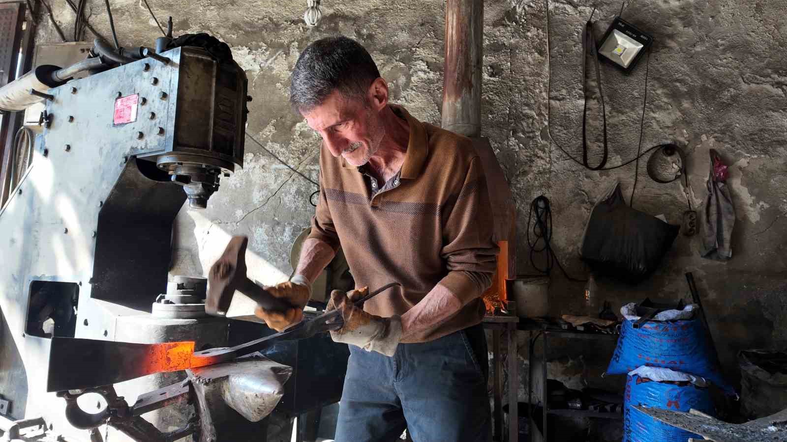 60 yasindaki usta 45 yildir demir dovuyor 0