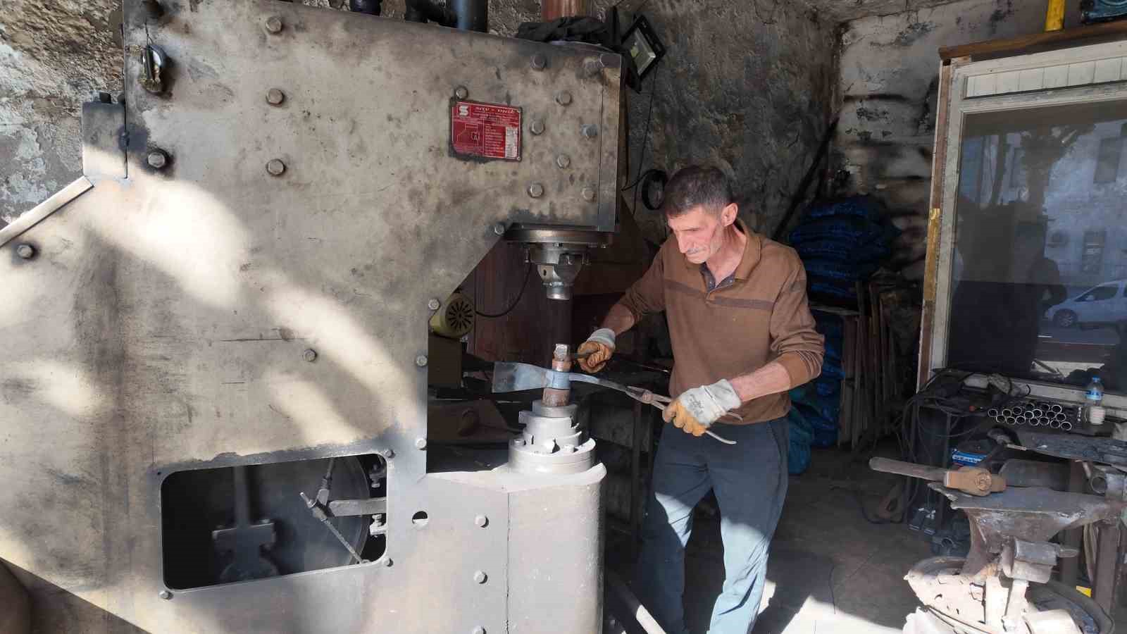 60 yasindaki usta 45 yildir demir dovuyor 1 q6FuzASh