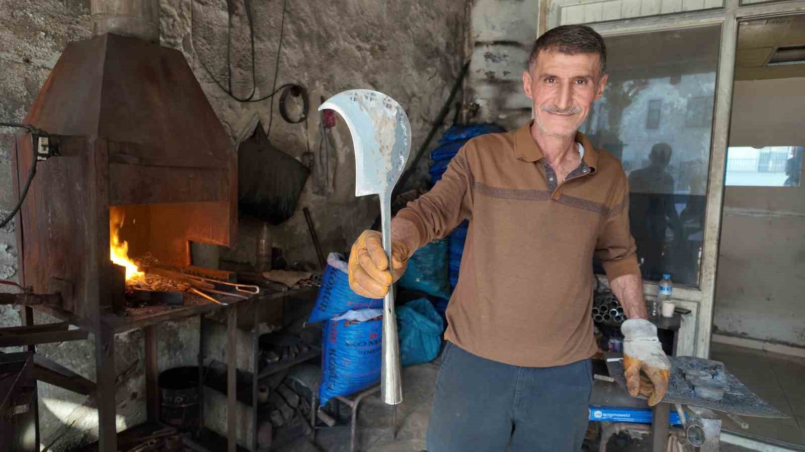60 yasindaki usta 45 yildir demir dovuyor 2 IcC8w1KI