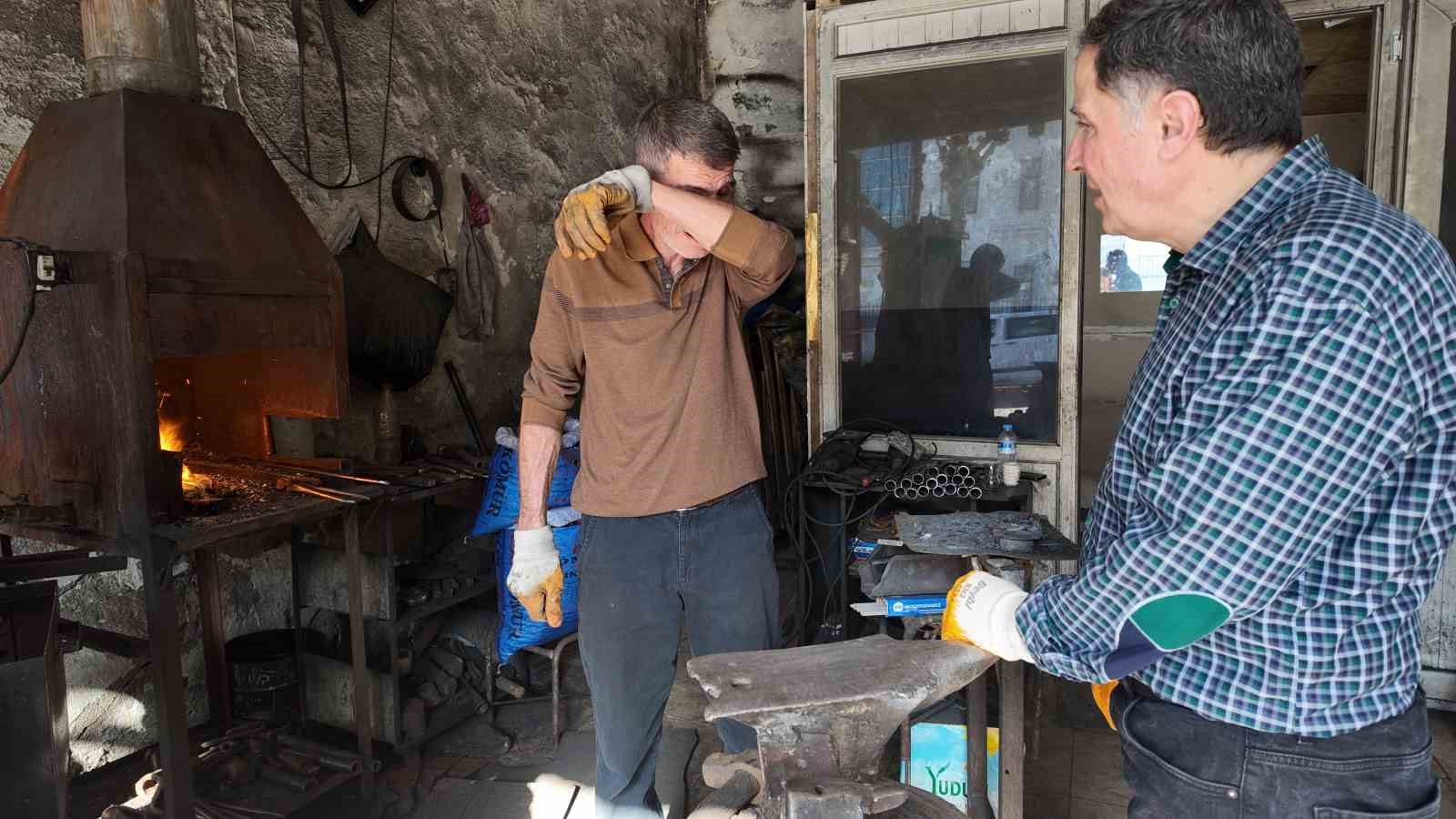 60 yasindaki usta 45 yildir demir dovuyor 4