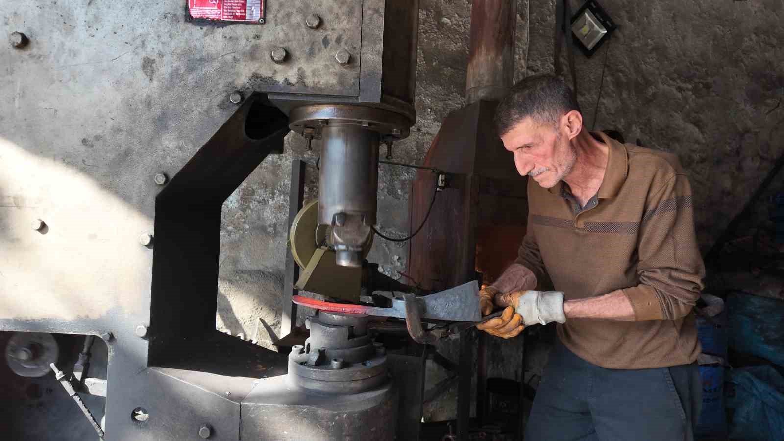 60 yasindaki usta 45 yildir demir dovuyor 5