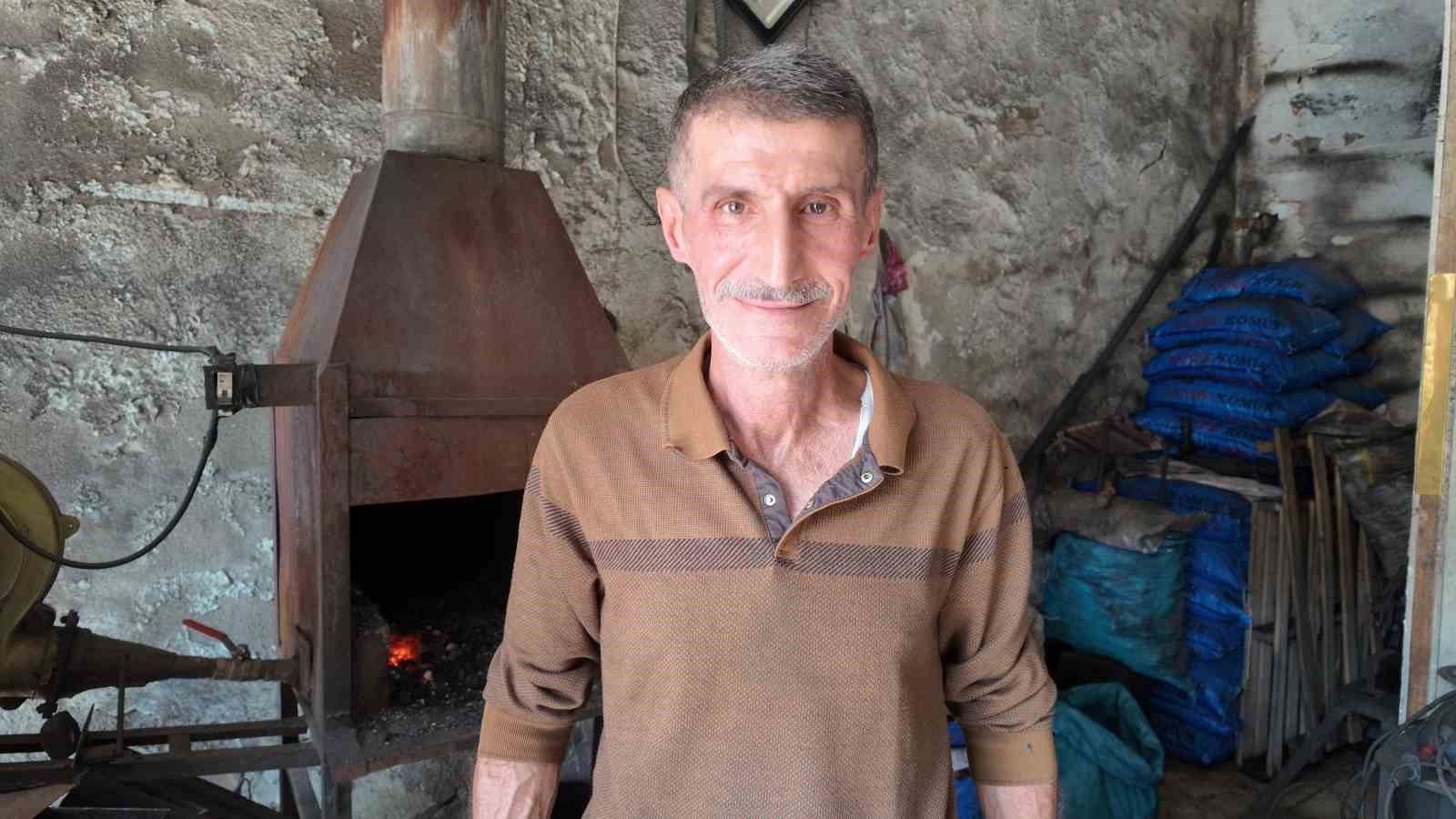 60 yasindaki usta 45 yildir demir dovuyor 6 6FXgMVyc