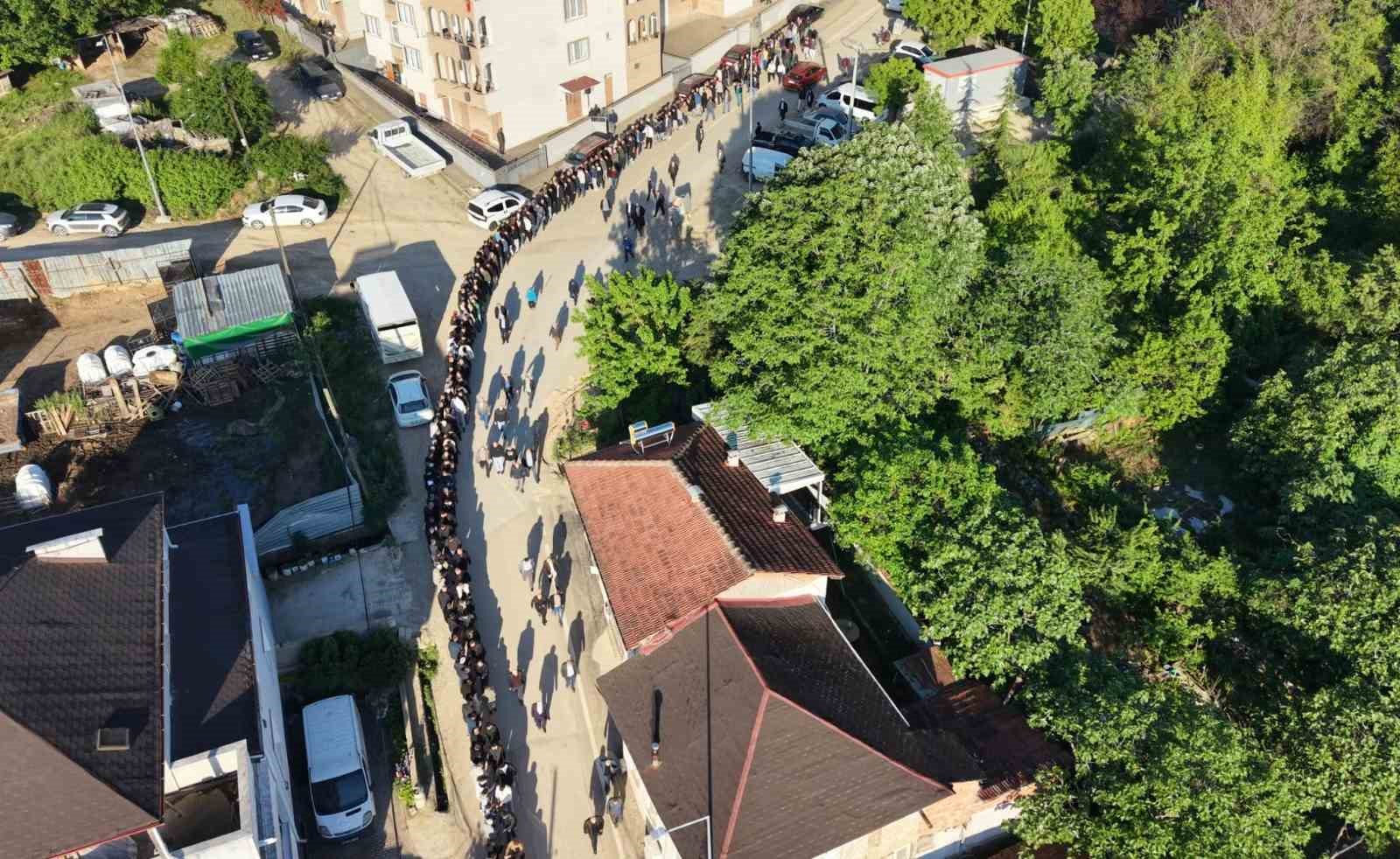60 yildir suren gelenek bayramlasmada 1 kilometrelik kuyruk olustu 3