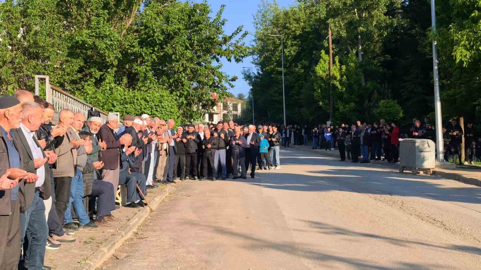 60 yildir suren gelenek bayramlasmada 1 kilometrelik kuyruk olustu 4 GEFhGGEe