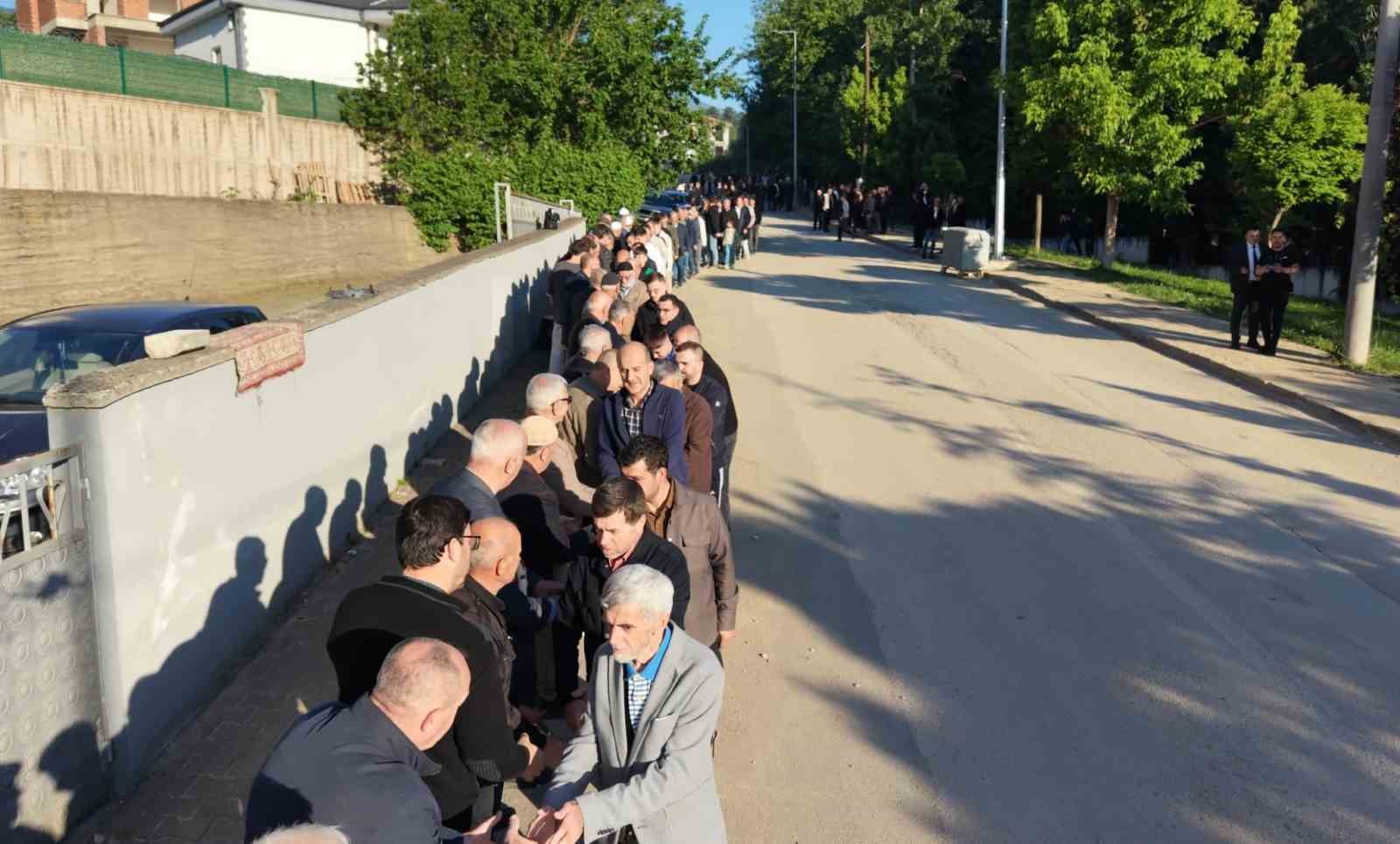 60 yildir suren gelenek bayramlasmada 1 kilometrelik kuyruk olustu 5 rNRFd7sJ