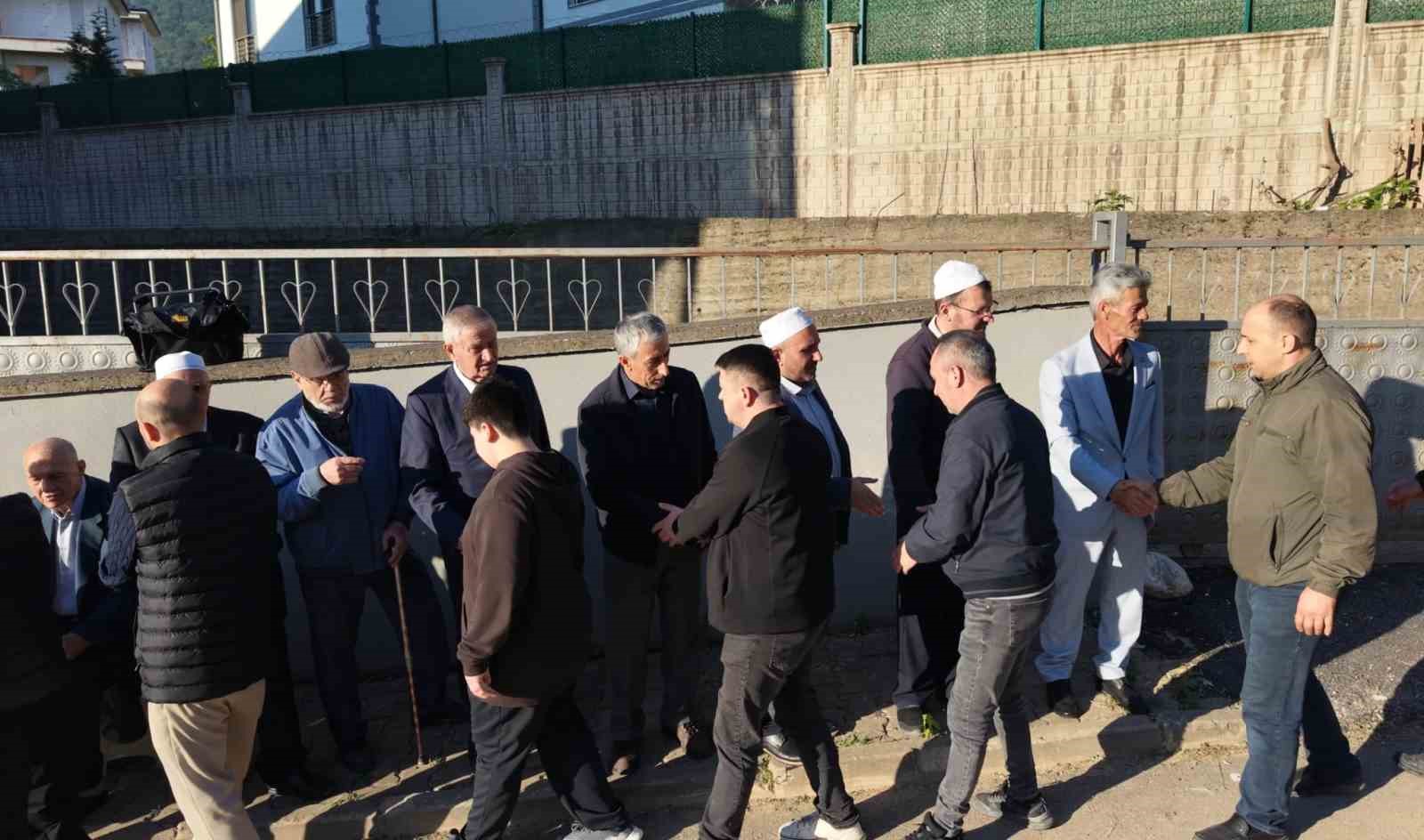 60 yildir suren gelenek bayramlasmada 1 kilometrelik kuyruk olustu 6 G95AiCj1