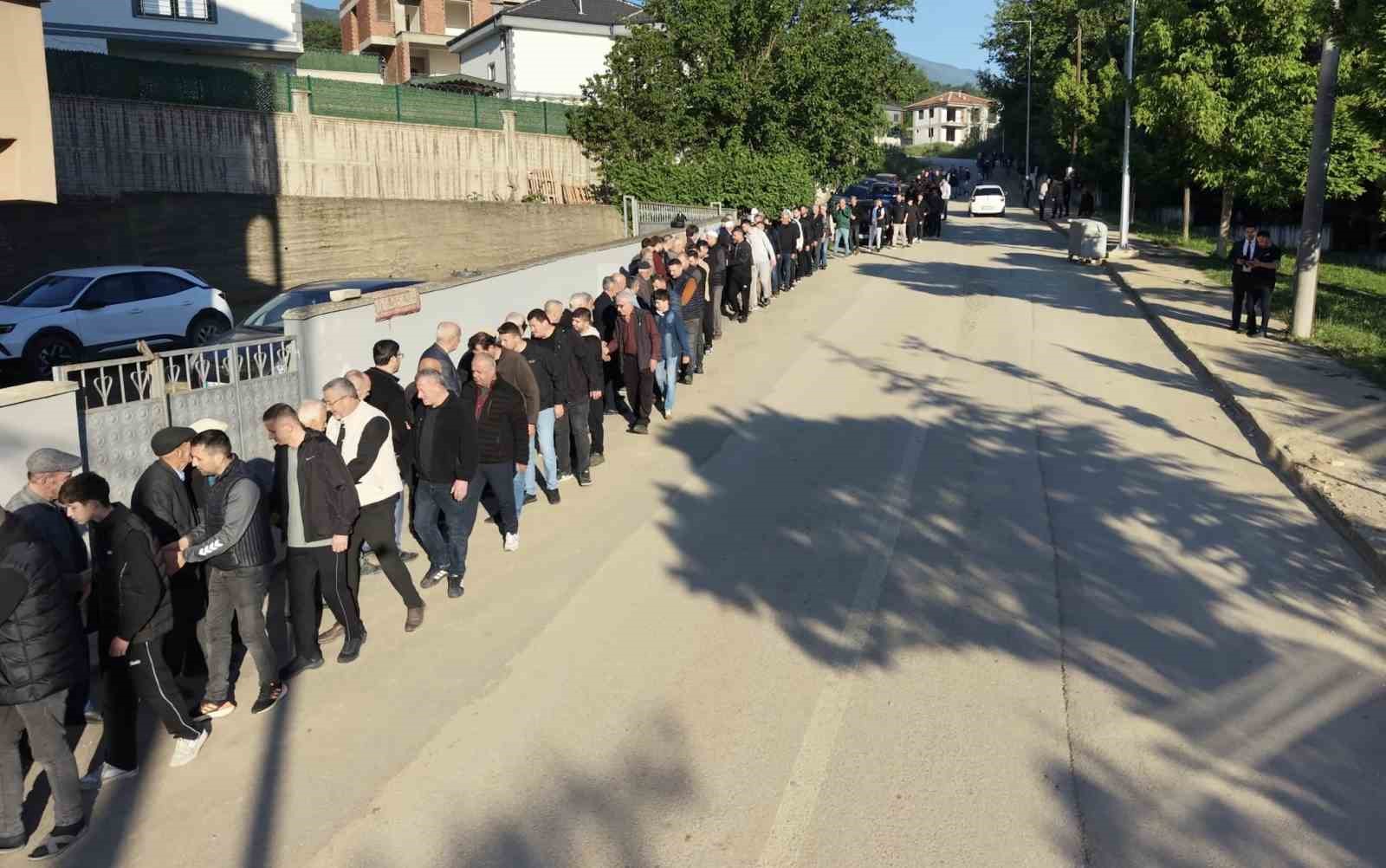 60 yildir suren gelenek bayramlasmada 1 kilometrelik kuyruk olustu 7