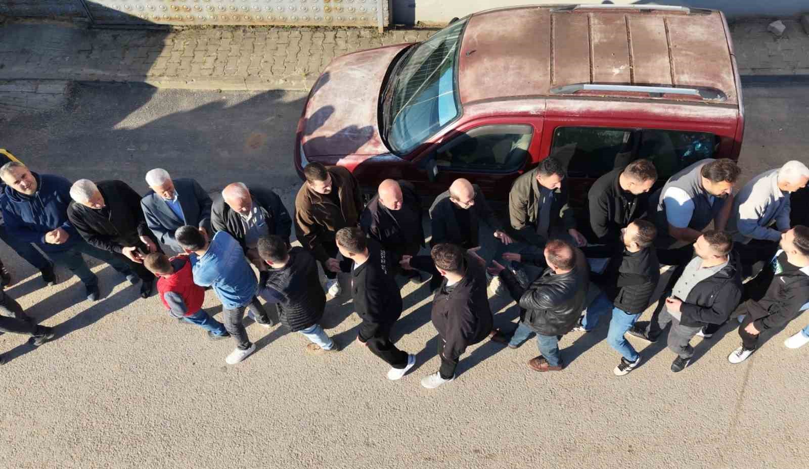 60 yildir suren gelenek bayramlasmada 1 kilometrelik kuyruk olustu 8 zn7s84sc