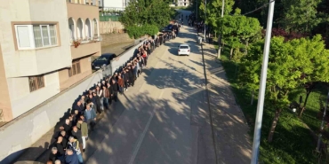 60-yildir-suren-gelenek-bayramlasmada-1-kilometrelik-kuyruk-olustu-sCAbDvNH.jpg