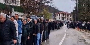 60-yillik-bayram-gelenegi-1-kilometrelik-bayramlasma-kuyrugu-4WIbsVfz.jpg