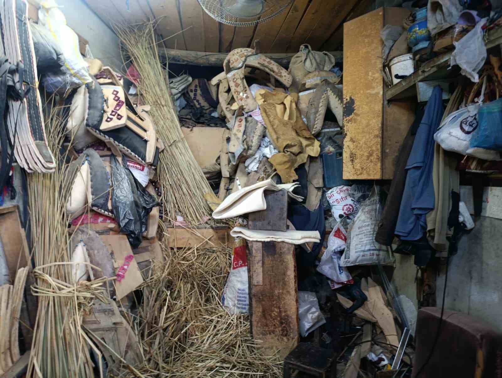 60 yillik semer ustasi meslegini yasatmaya calisiyor 1 urwXZplg