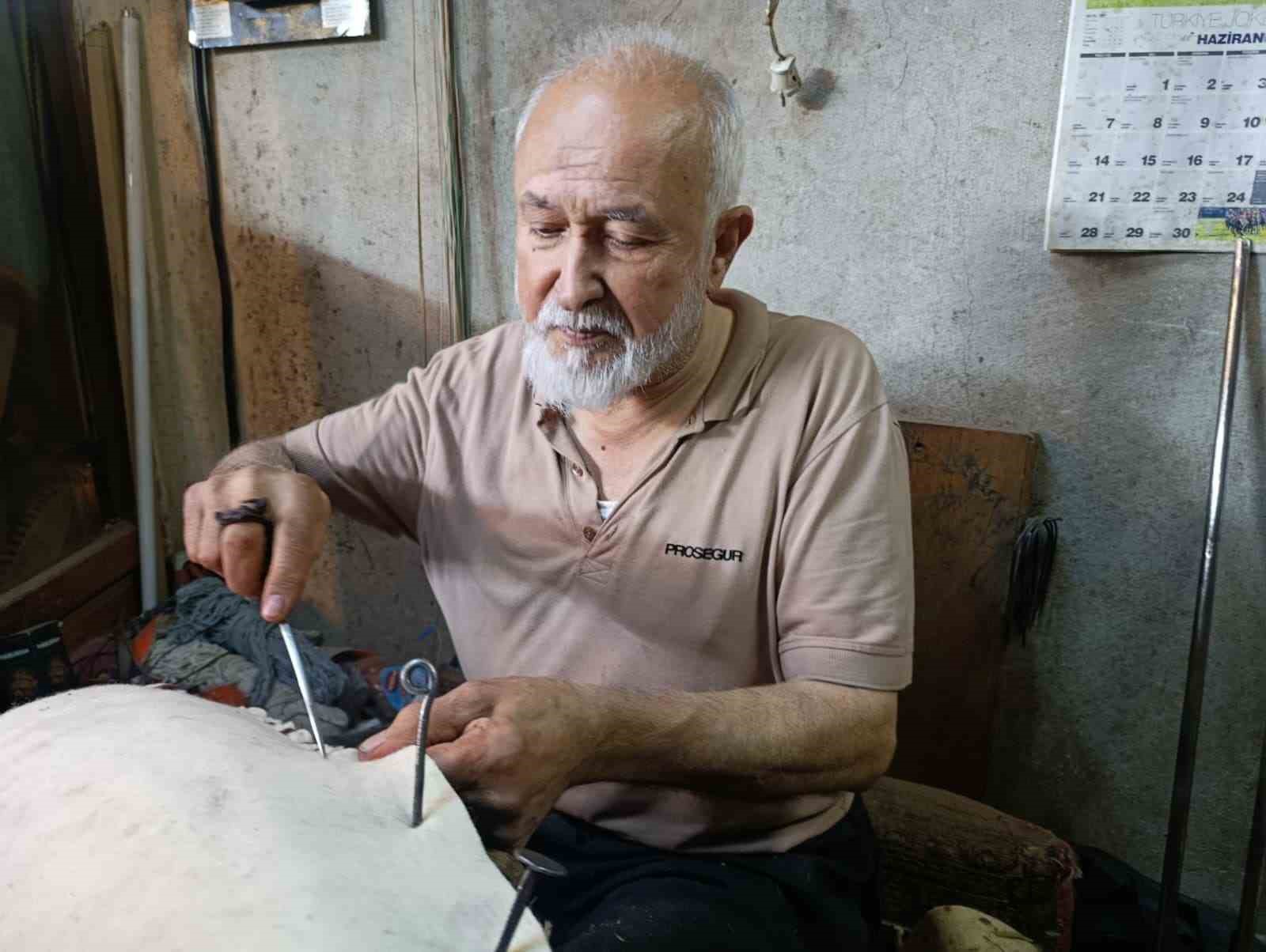 60 yillik semer ustasi meslegini yasatmaya calisiyor 2 11JPnmNS