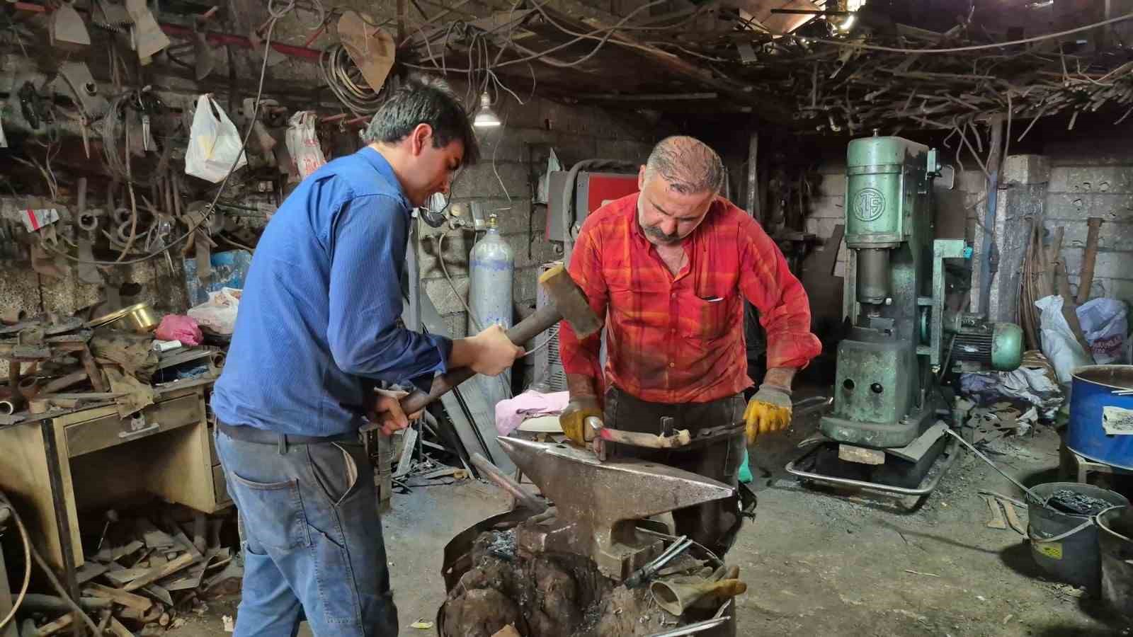 600 derecelik ocağın başında sıcağa meydan okuyor 6 600 derecelik ocagin basinda sicaga meydan okuyor 2