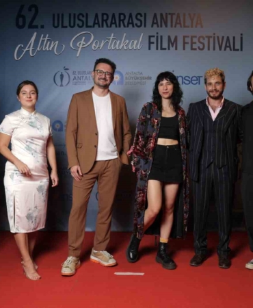 62-uluslararasi-antalya-altin-portakal-film-festivali-kirmizi-hali-gecisiyle-basladi-ZQmKkv9f.jpg