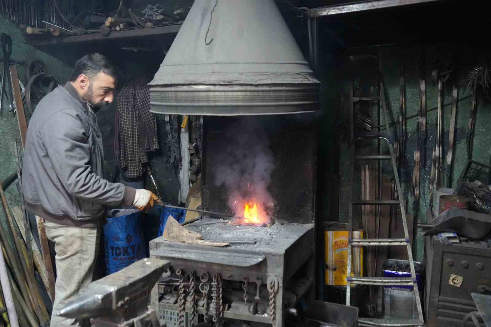 63 yasindaki halit pinar yarim asirlik demircilik gelenegini yasatiyor 3 ZbgYlaeE