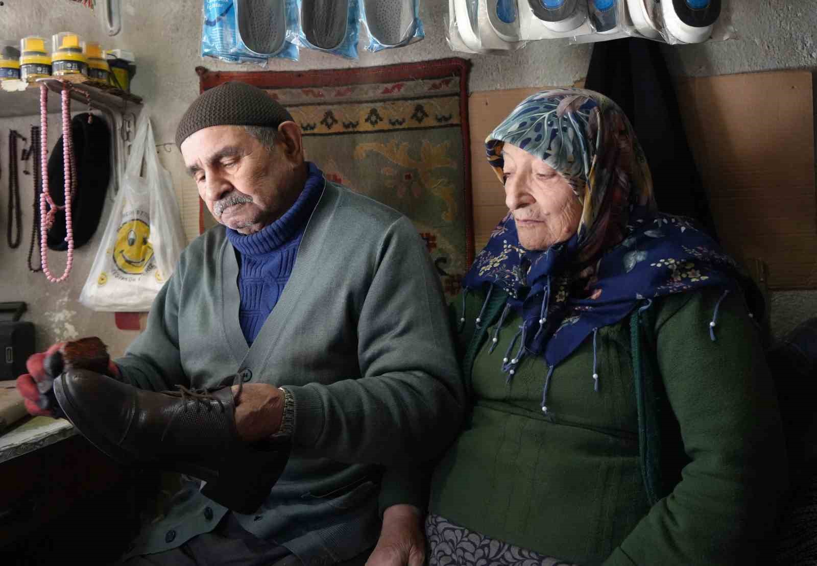 64 yillik ayakkabi tamircisi her sabah dukkanini esiyle aciyor 0 rt9mGLhD