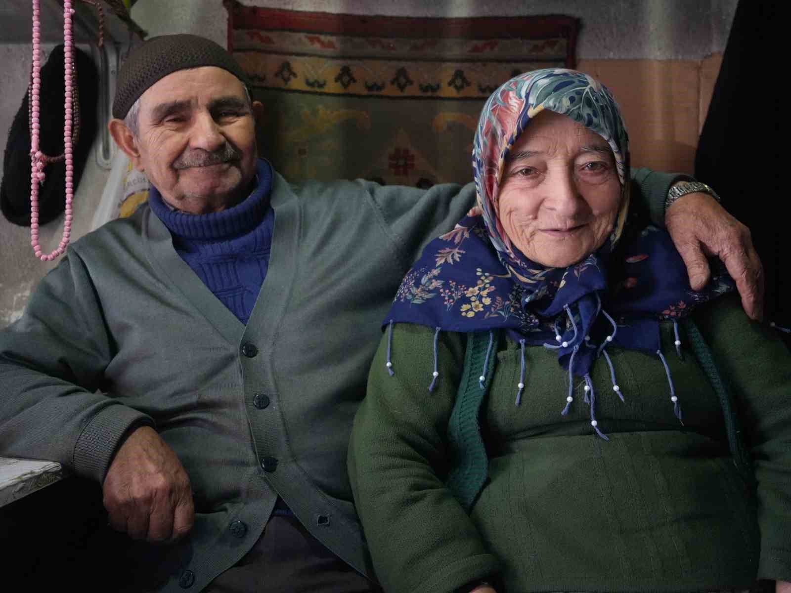 64 yillik ayakkabi tamircisi her sabah dukkanini esiyle aciyor 1 6cSAjnZW