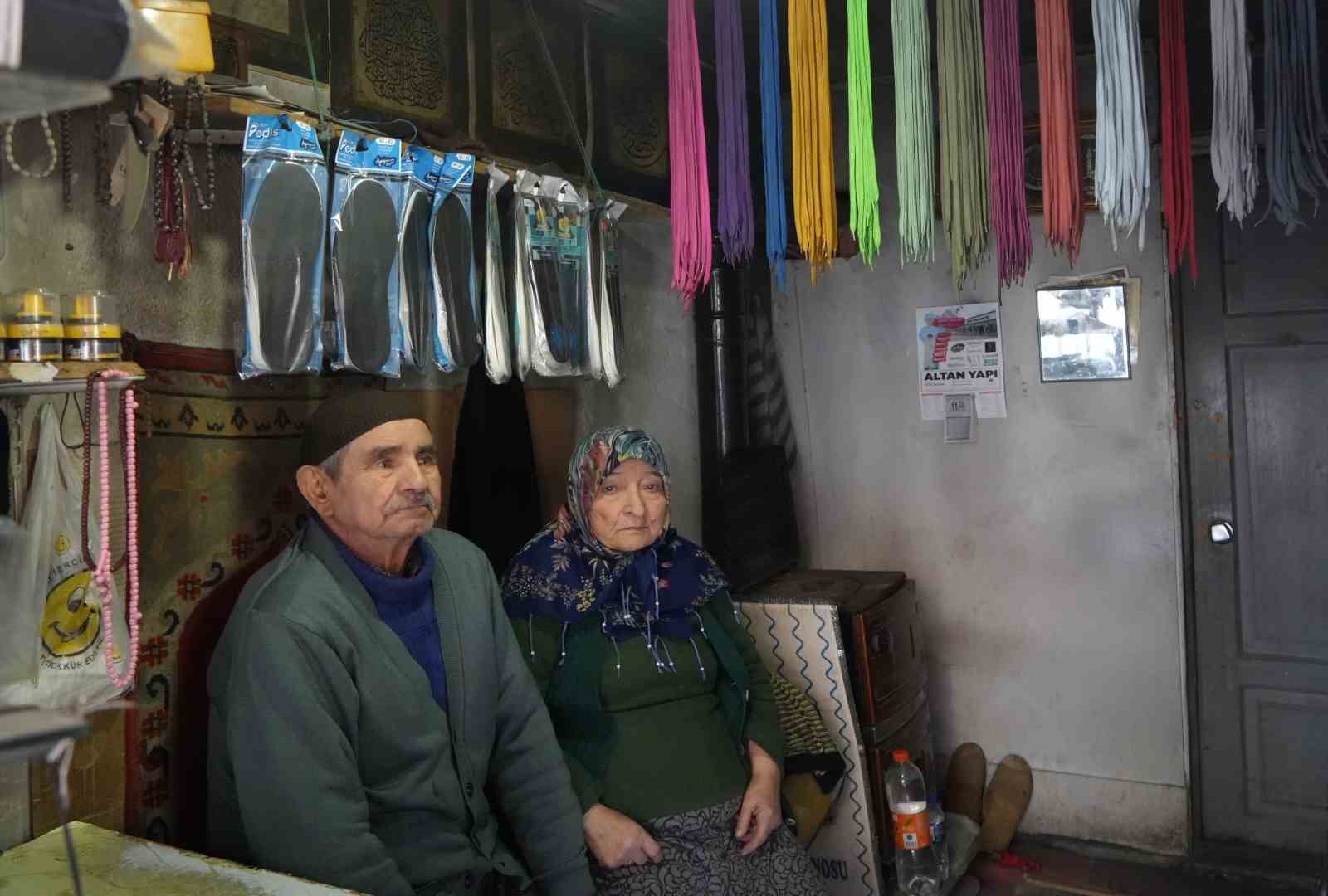 64 yillik ayakkabi tamircisi her sabah dukkanini esiyle aciyor 2 9LdzwAJh