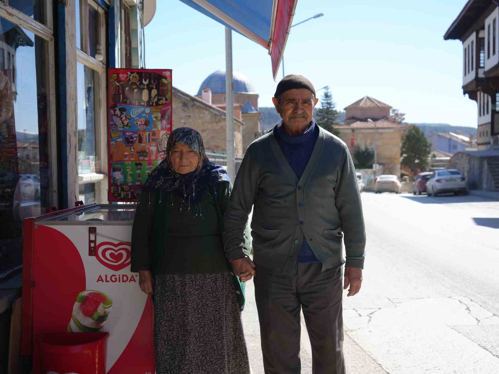 64 yillik ayakkabi tamircisi her sabah dukkanini esiyle aciyor 3 QS29svNV