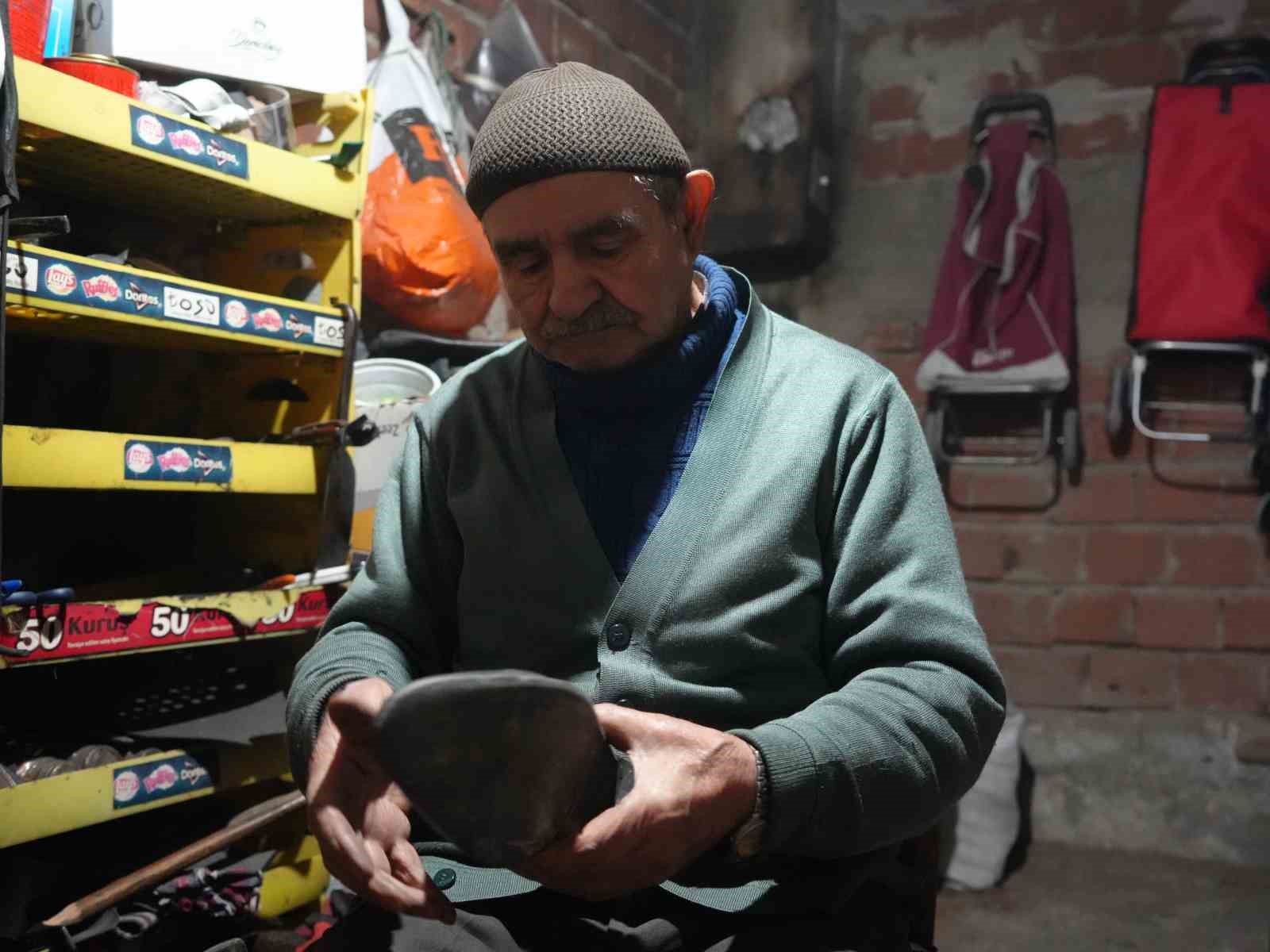 64 yillik ayakkabi tamircisi her sabah dukkanini esiyle aciyor 5 yDZvufMG