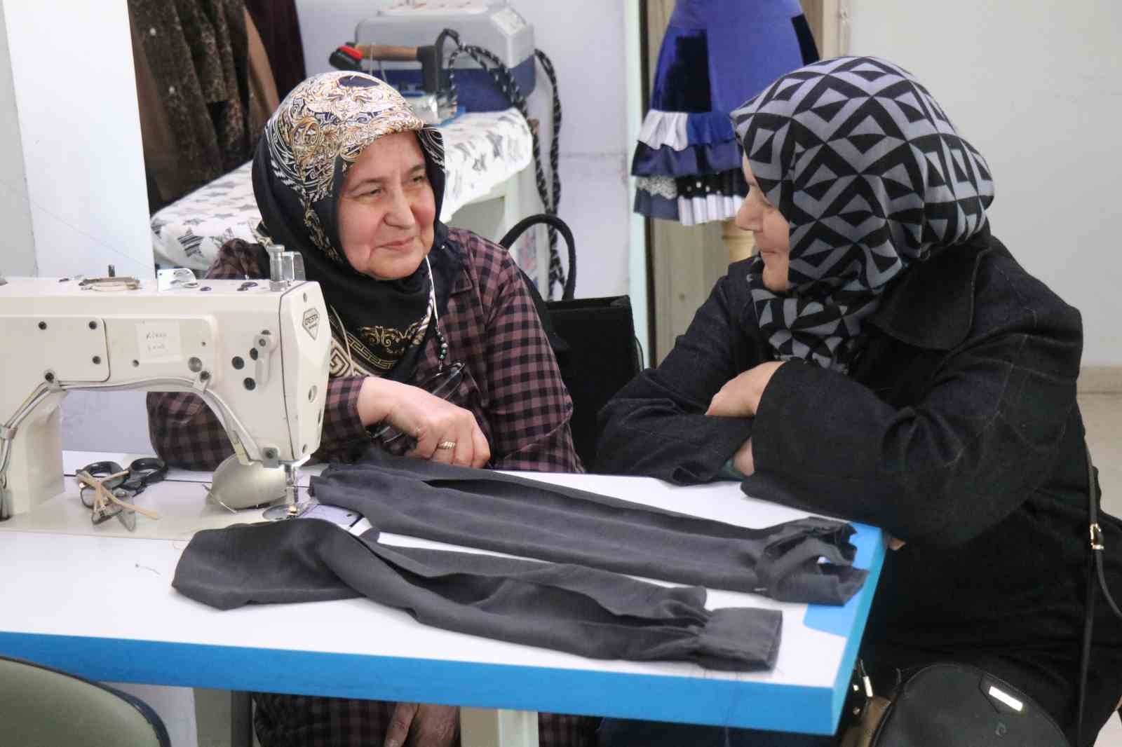 65 yasindaki remziye teyzenin sinifta kalma azmi 7 dJMOi3pN
