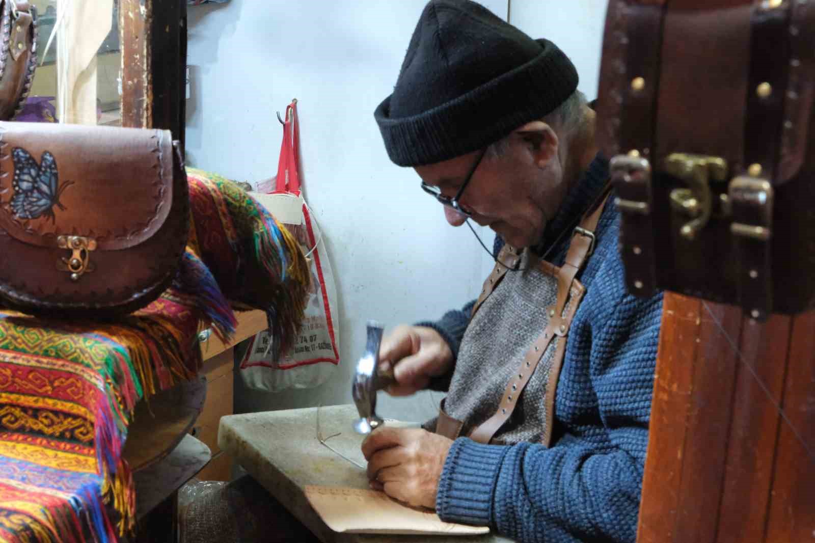 66 yildir teknolojiye direnerek canta yapiyor 1 8sdSACA8
