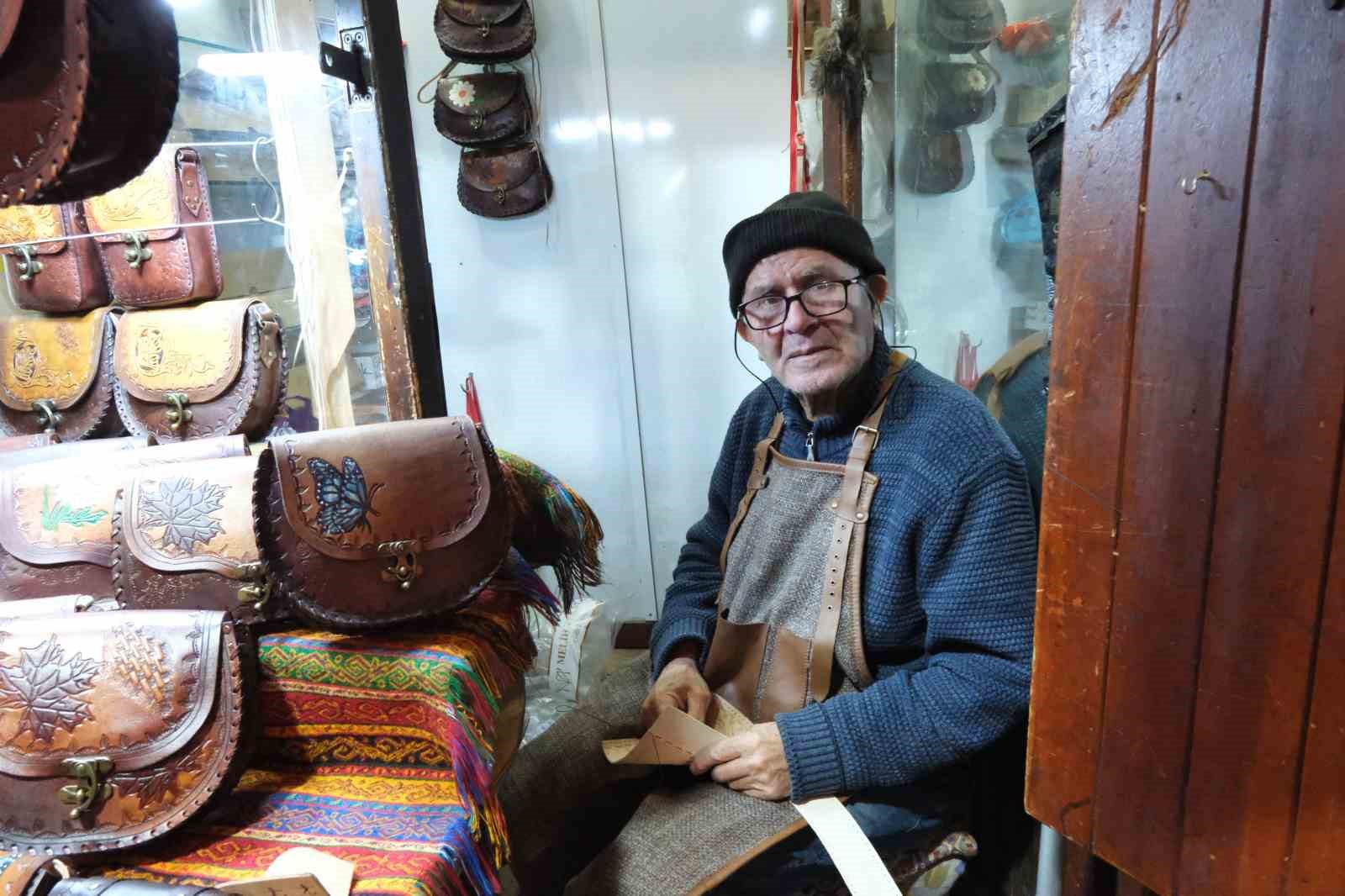 66 yildir teknolojiye direnerek canta yapiyor 3 peOAU8T6