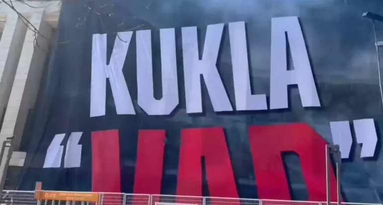 Beşiktaş’tan Penaltı Tepkisi: “Kukla VAR” Pankartıyla Mesaj Verdiler 1 BEŞİKTAŞ