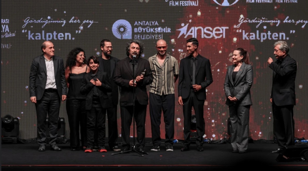 Tavşan İmparatorluğu Filmiyle Parlayan Bir Hikâye! Çobanlıktan Sinemaya Uzanan Alpay Kaya’nın Yolculuğu 18 Tavşan İmparatorluğu Filmi Türk Sinemasında Nasıl Bir Yer Edinebilir?