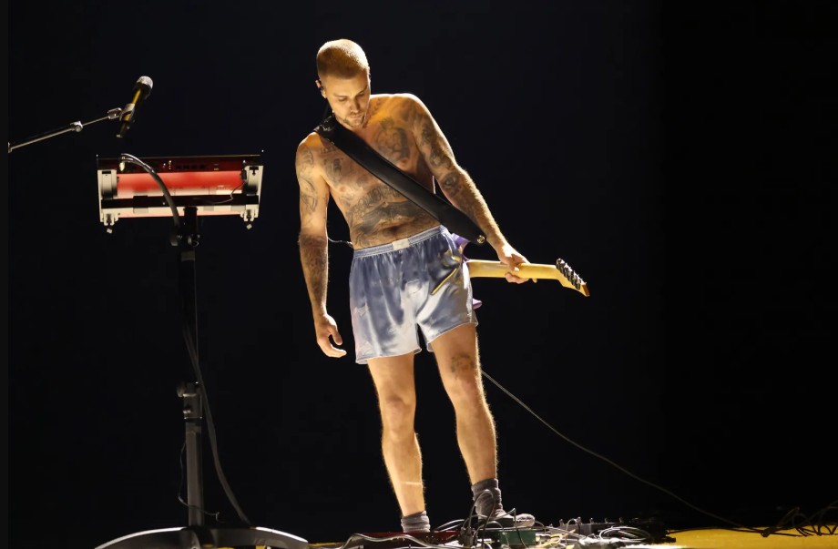 Justin bieber sahneye gerçekten neyle çıktı?