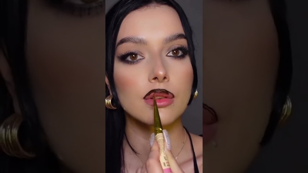 Dudaklarda kına kullanımı günümüzde yeniden trend olabilir mi?