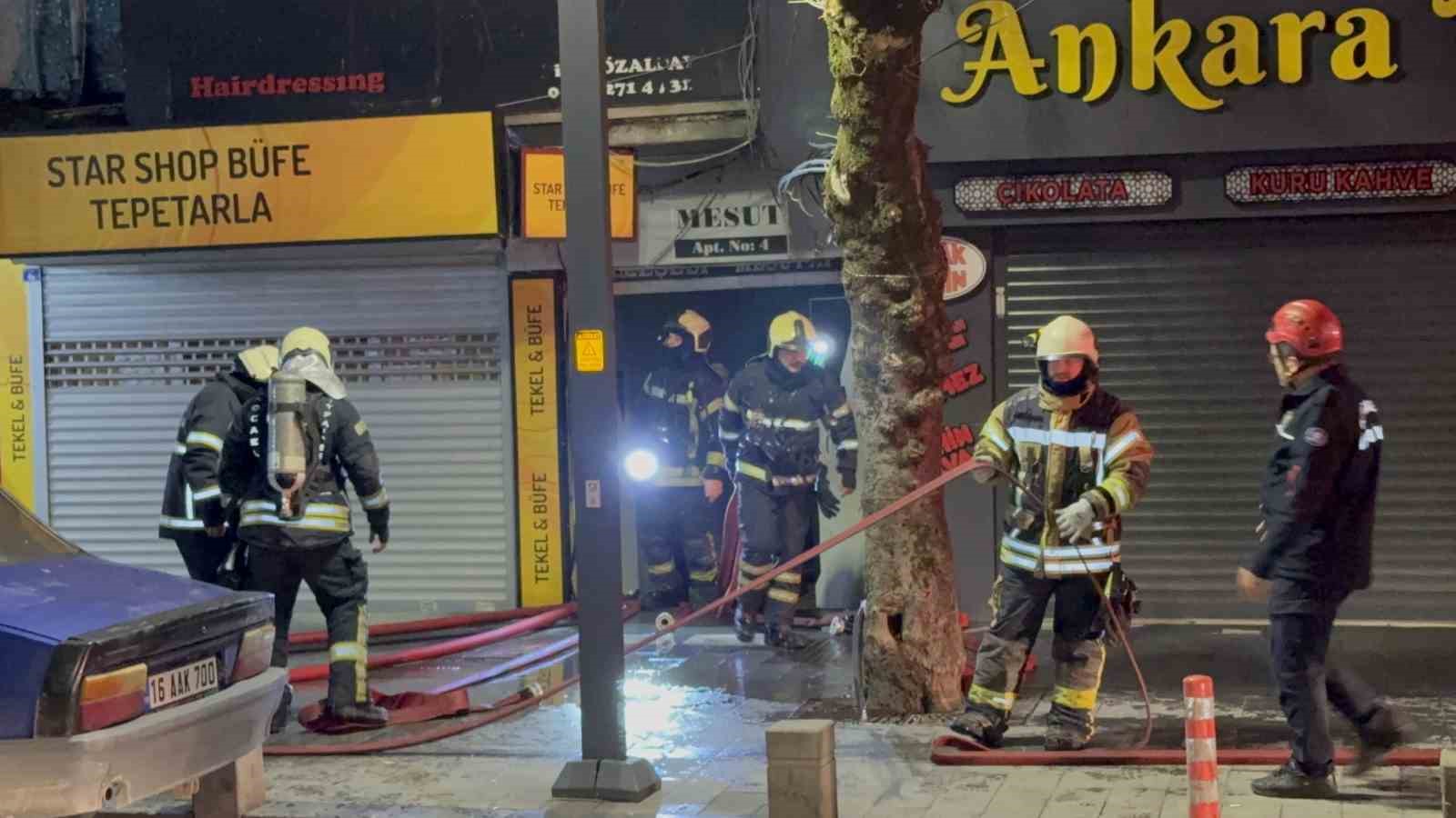 7 katli binanin catisinda korkutan yangin 0 nnzYELLX