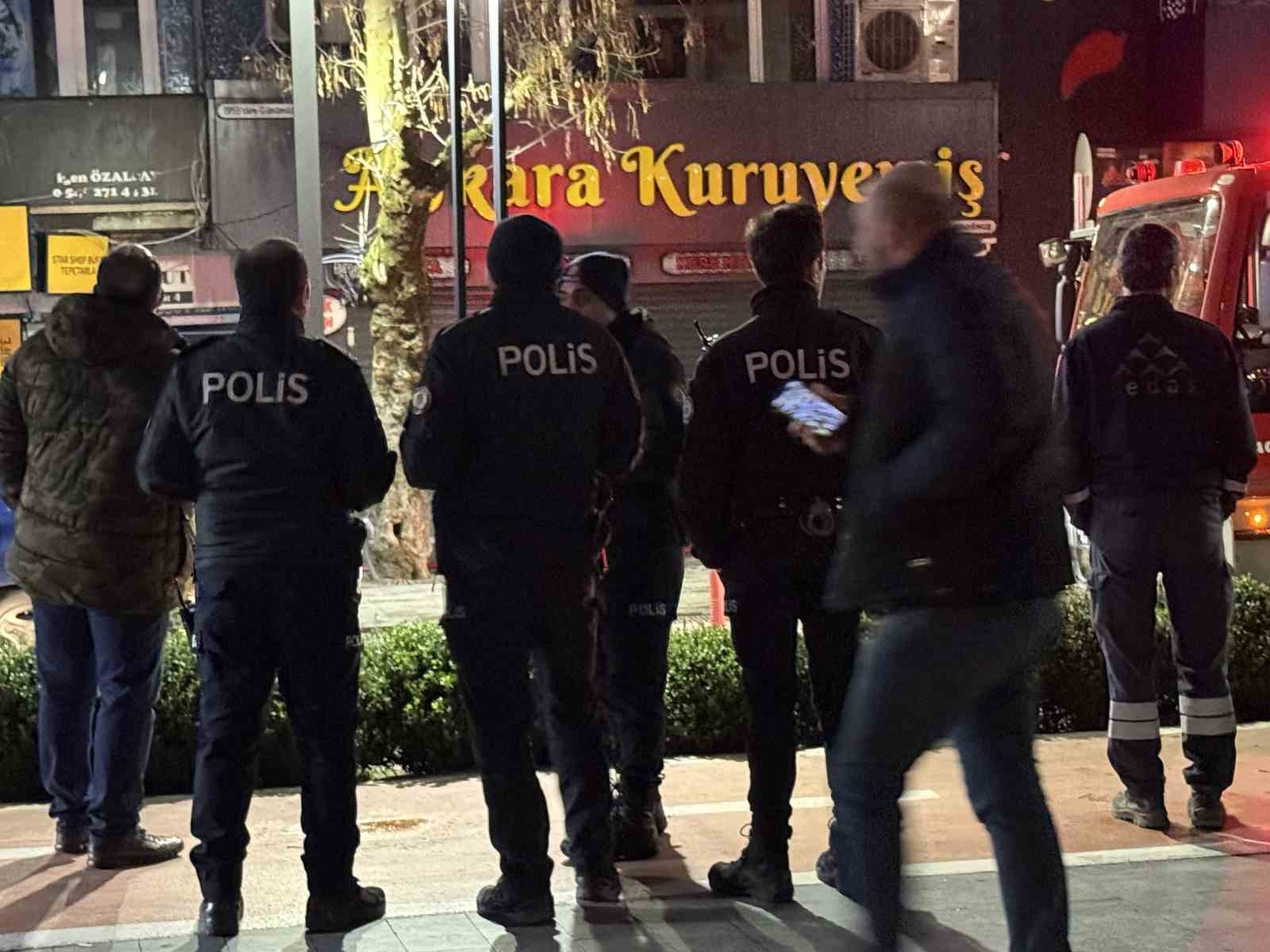 7 katli binanin catisinda korkutan yangin 3 cE9vzU17